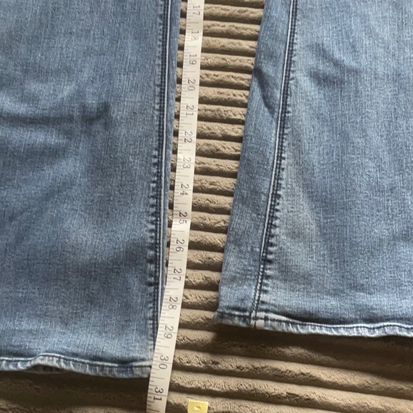 All jeans 2/$20🫦!American Eagle high rise Artist super stretch flare sz 6. EUC - Picture 11 of 14